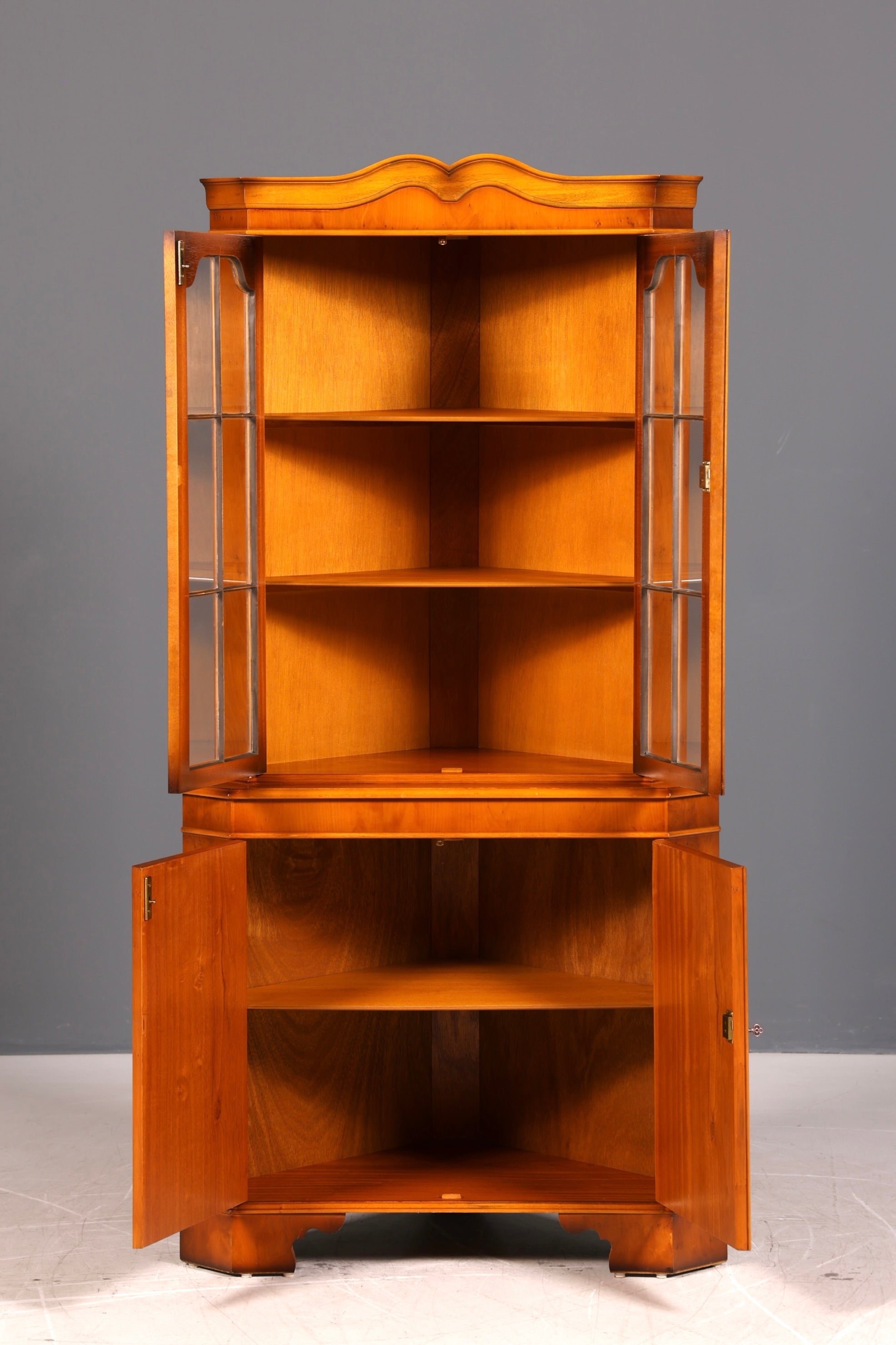 Wunderschöne Englische Eckvitrine Eibe Antik 60s Echt Holz Eckschrank Glasvitrine
