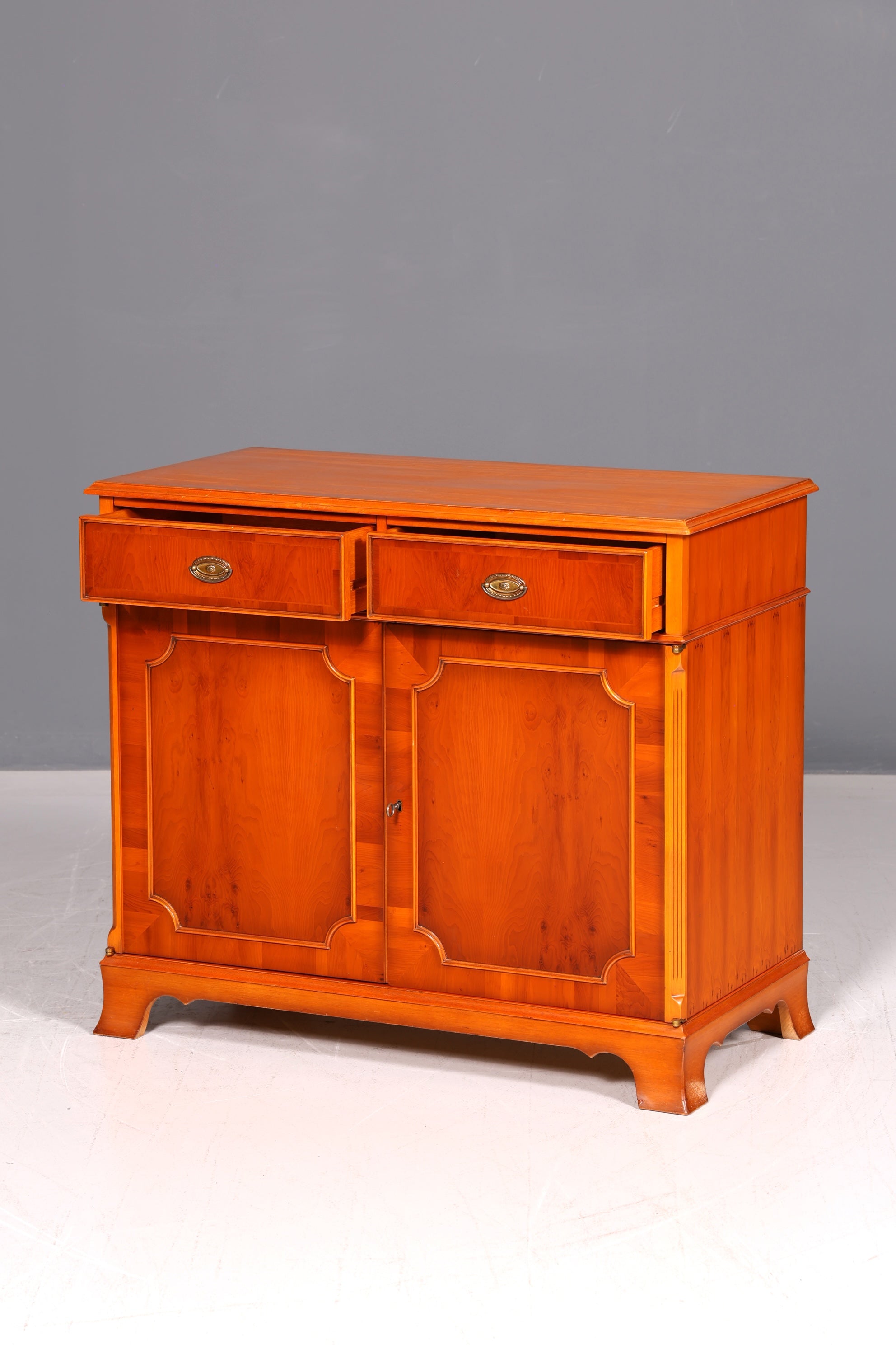 Traumhafter Original Heldense Schrank Eibe Antik Stil Kommode Sideboard Englisch England