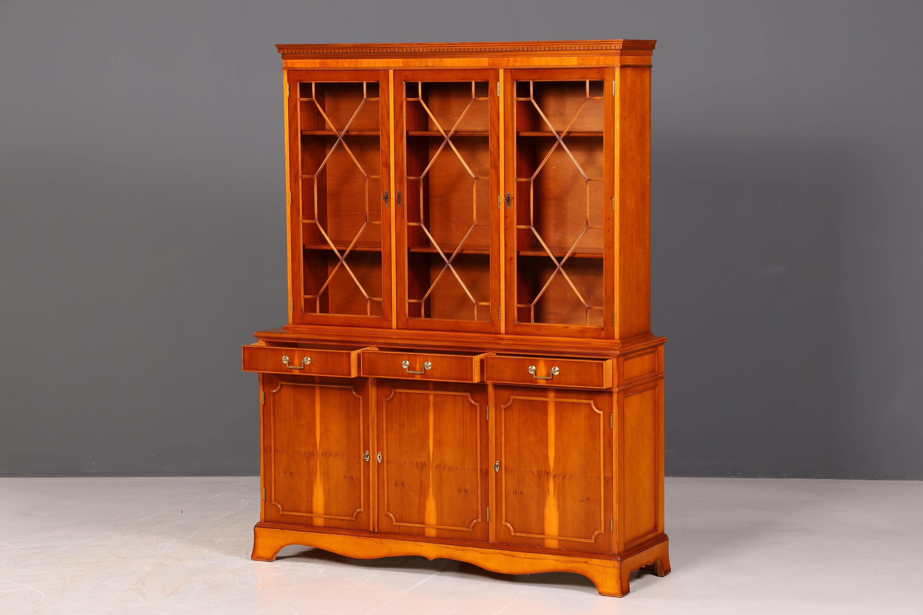 Wunderschöne Englische Vitrine Eibe Bücherschrank Buffet Antik Glasvitrine Schrank Vintage