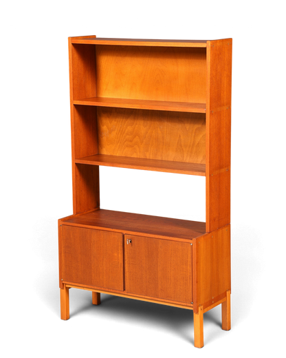 Hauptstadt Möblerei Mid Century Regal aus massivem Holz im Danish Design mit höhenverstellbaren Böden und Schrankfach