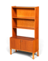 Hauptstadt Möblerei Mid Century Regal aus massivem Holz im Danish Design mit höhenverstellbaren Böden und Schrankfach