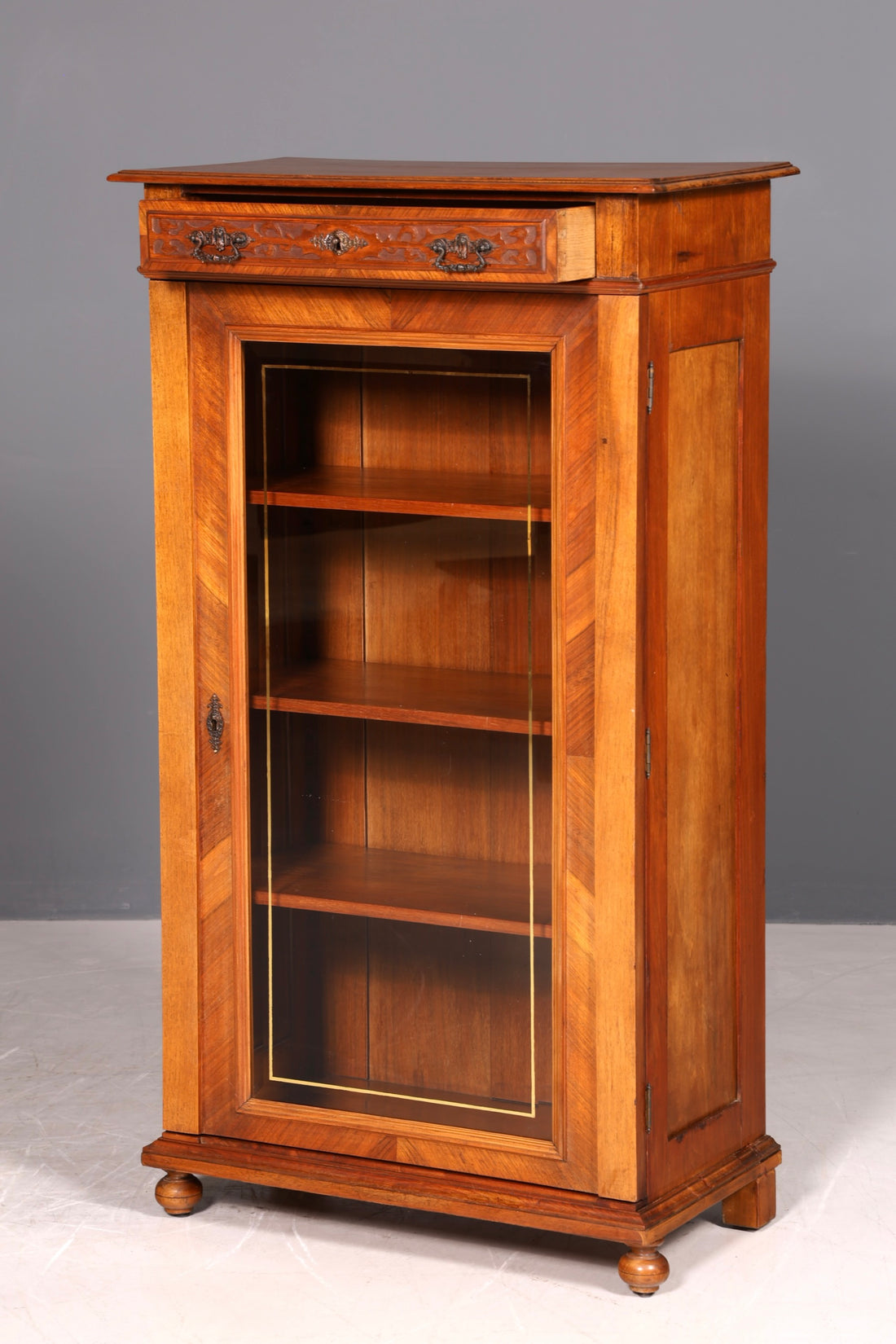 Edler Gründerzeit Vitrine um 1880 Schrank Antik Vertiko Jugendstil Nussbaum Bücherregal