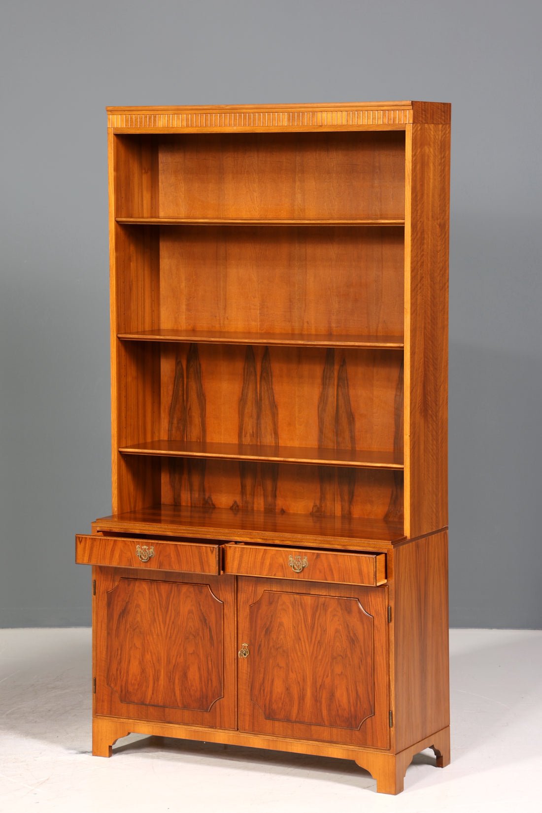 Wunderschönes Regal im englischen Stil Bücherschrank UK Bücherregal Schrank 60s Jahre 1 von 2