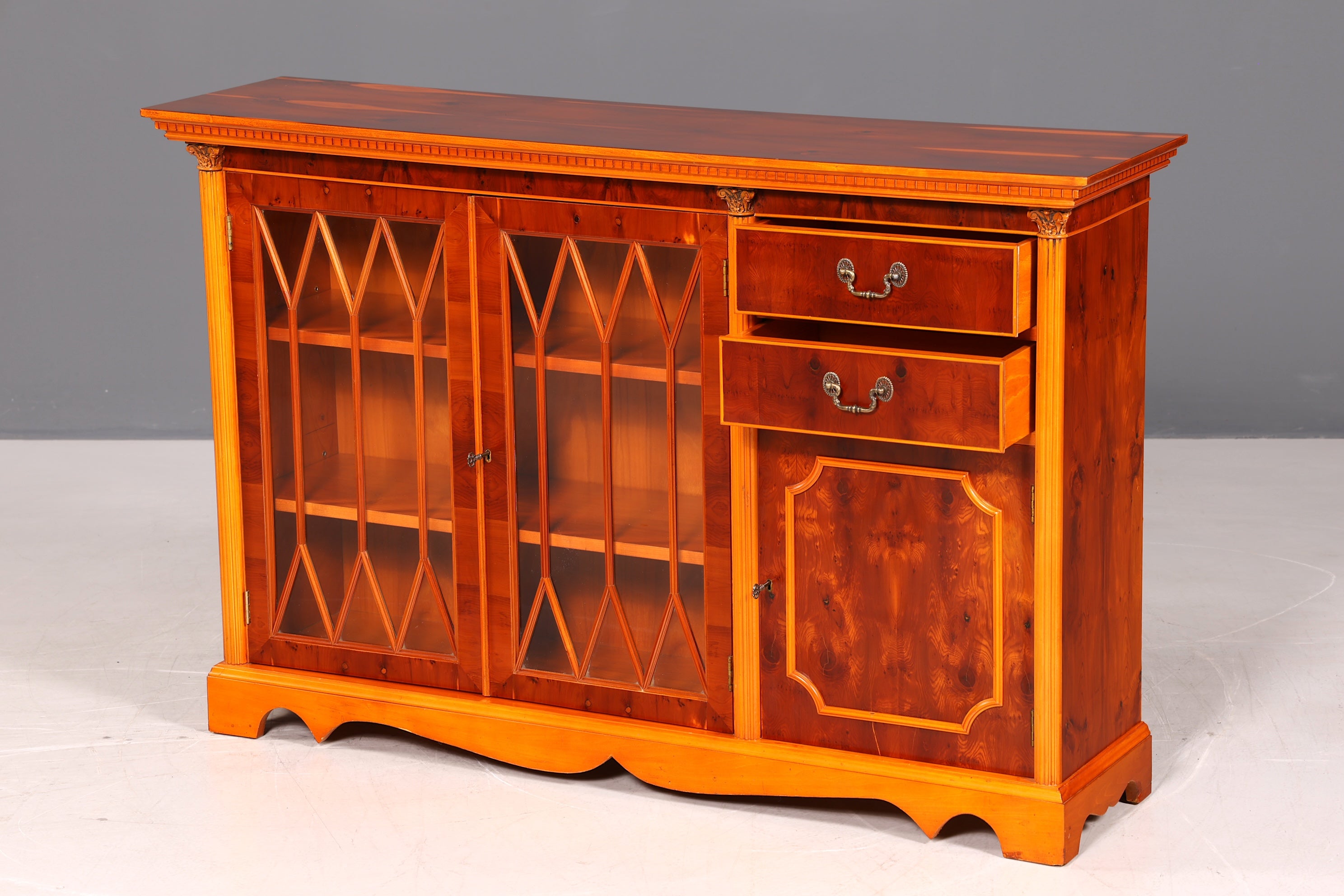 G802 Finish Wunderschöne Englische Vitrine Bücherschrank Buffet Antik Stil Englisch Eibe Glasvitrine Bibliothek (Kopie)