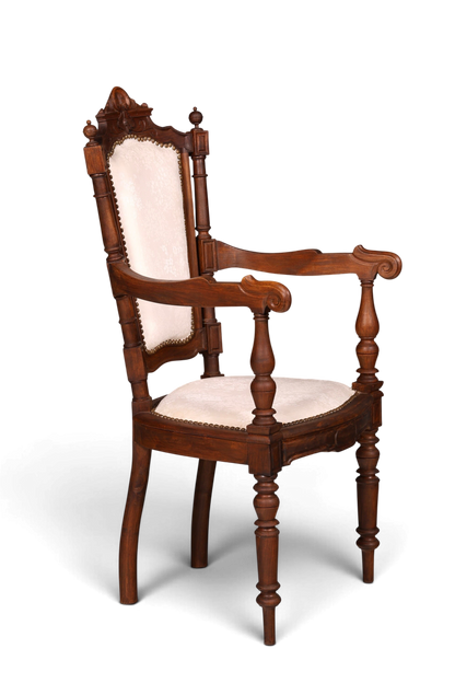 Hauptstadt Möblerei Neorenaissance Armlehnstuhl aus Holz mit heller Polsterung und Ziernägeln im Gründerzeit-Stil