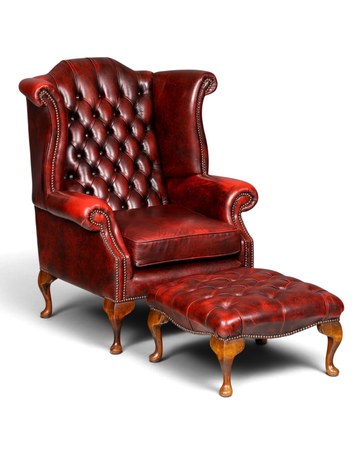 Chesterfield Ohrensessel mit Hocker
