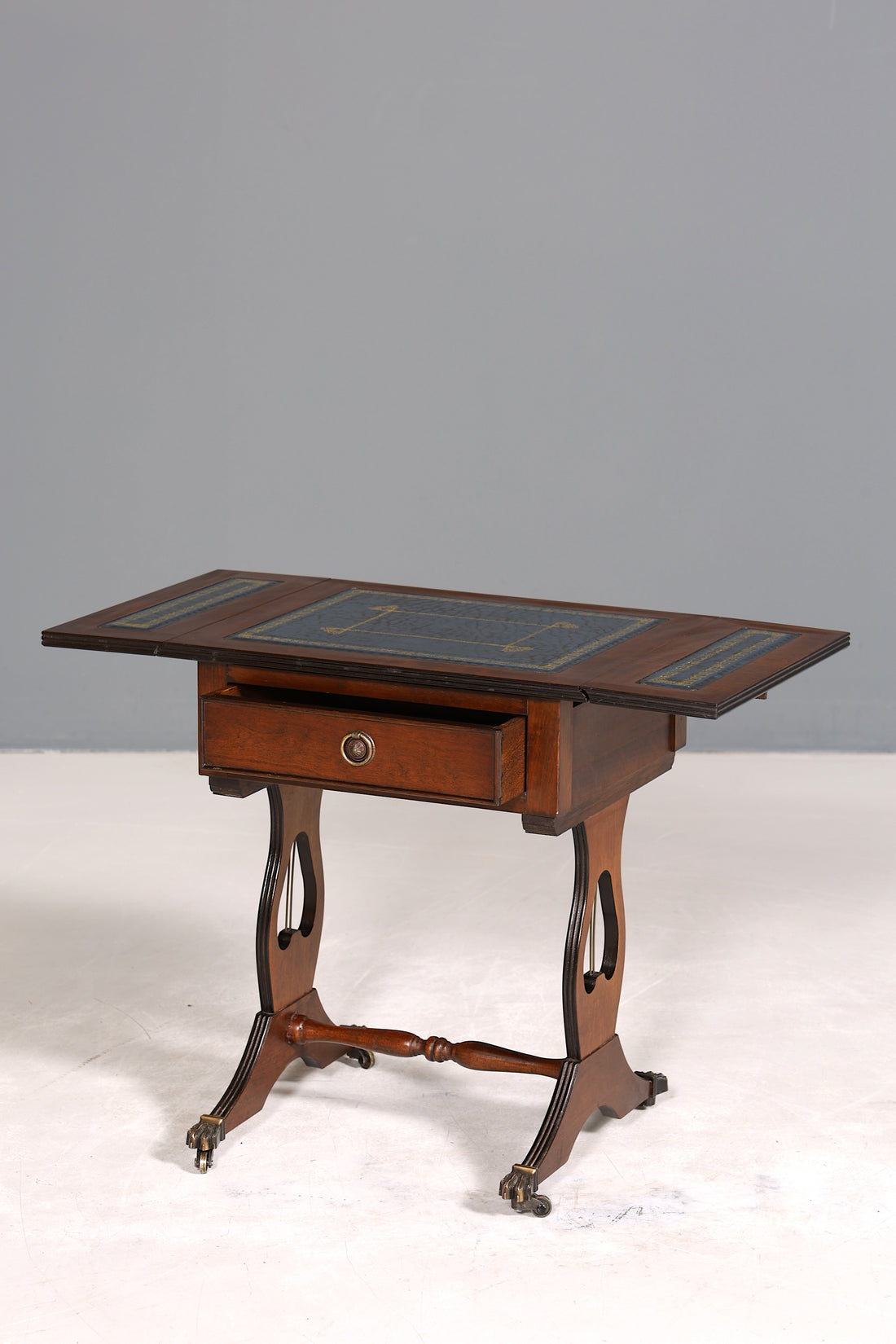 Wunderschöner Englischer Tisch Mahagoni Klapptisch Beistelltisch Englisch echt Leder Antik 60s Ablage