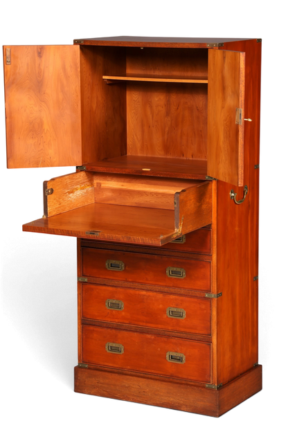Hauptstadt Möblerei Vertiko Schrank im Military-Chest-Stil aus Echtholz mit Messingbeschlägen und Schreibklappe
