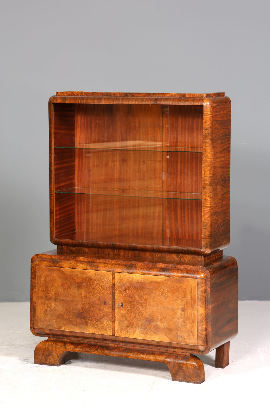 Edle Art Deco Vitrine Nussbaum Vitrine massiv Holz Antik Schrank Regal Vitrinenschrank