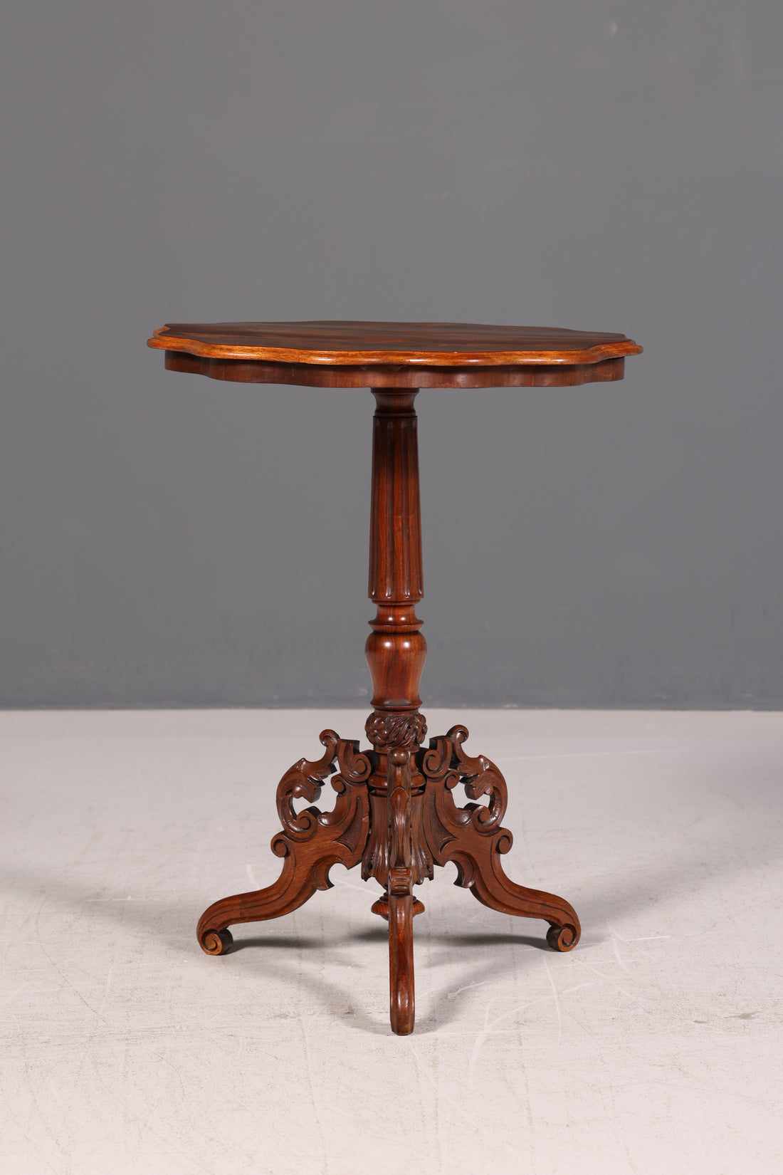Filigraner Beistelltisch im Antik Stil Barock Ablagetisch Intarsien Beistelltisch Vintage Holz