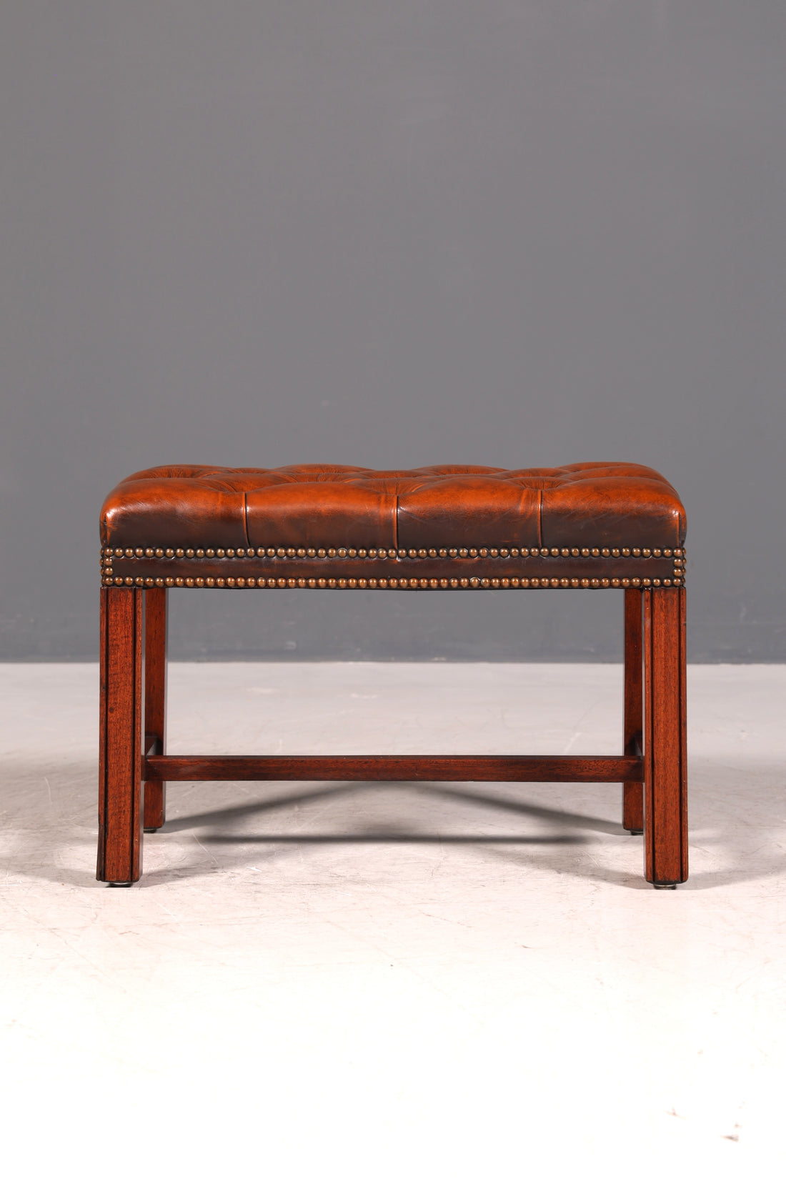 Original Chesterfield Hocker echt Leder Englischer Fusshocker UK Englisch Fussablage