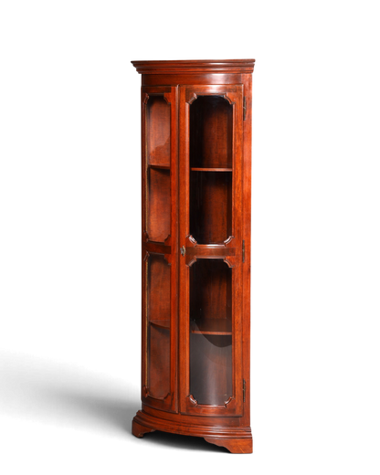 Hauptstadt Möblerei Original Selva Eckvitrine aus massivem Holz im antiken Stil mit Glasfront und eleganter Patina