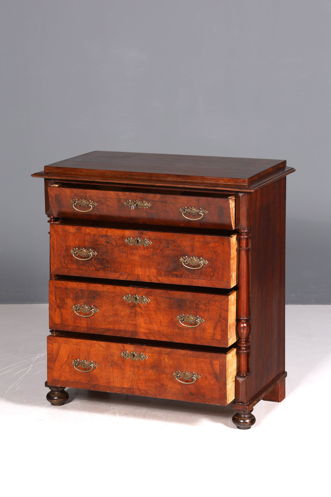 Wunderschöne Gründerzeit Kommode Louis Philippe Nussbaum Schubladenkommode um 1880