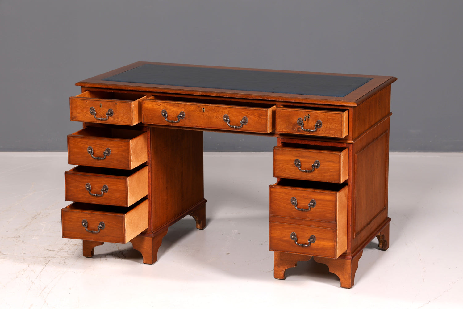 Wunderschöner Englischer Schreibtisch Kirschholz echt Lederauflage Bürotisch Office Desk Antik Vintage