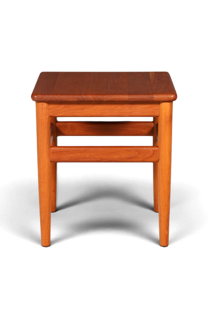 Hauptstadt Möblerei Mid-Century Beistelltisch aus massivem Teakholz im dänischen Design mit quadratischer Tischplatte