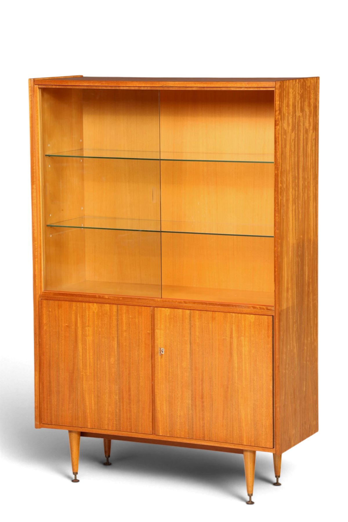 Hauptstadt Möblerei Mid Century Vitrine aus Holz mit Glasschiebetüren, Glasböden und konischen Beinen im 60er Stil