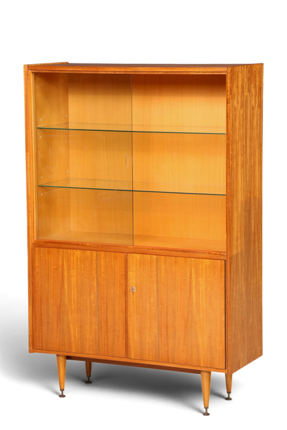 Hauptstadt Möblerei Mid Century Vitrine aus Holz mit Glasschiebetüren, Glasböden und konischen Beinen im 60er Stil