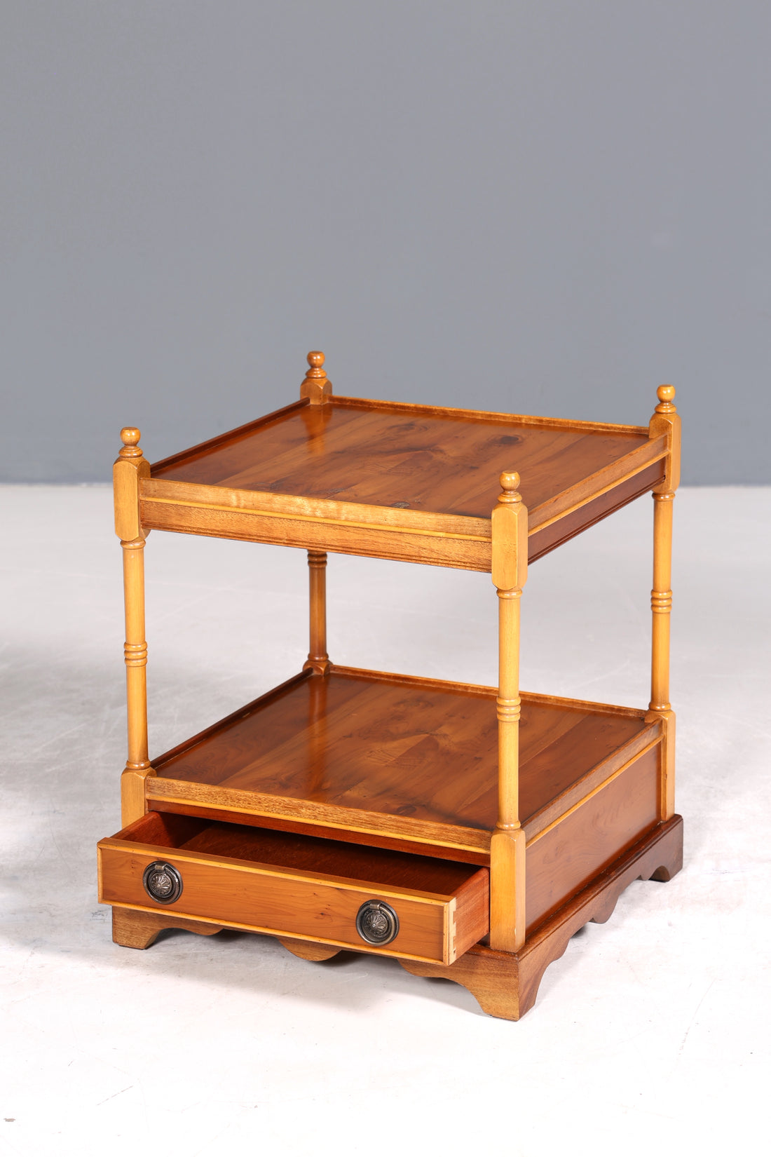 Wunderschöner Englische Beistelltisch Kommode Eibe echt Holz Nachttisch Telefontisch Ablage