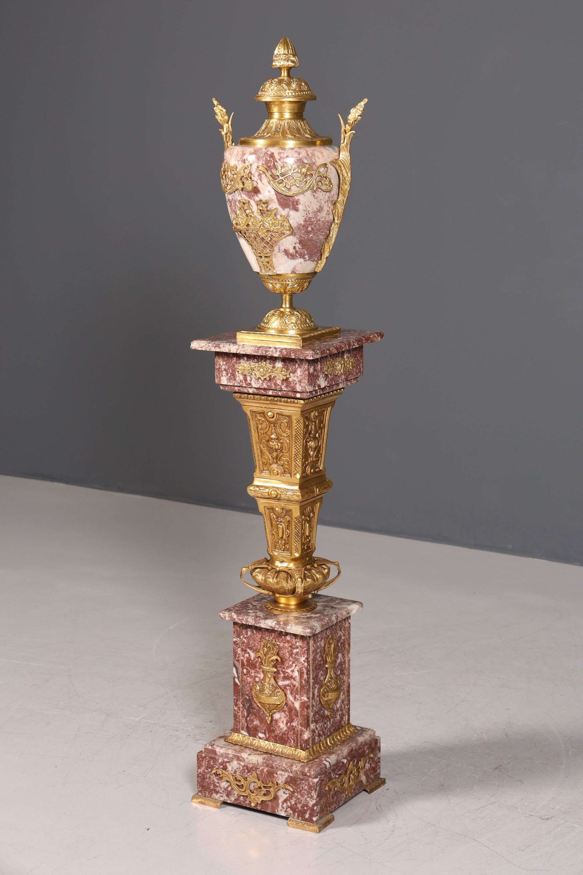 Wunderschöne Barock Stil Säule mit Vase Louis XV Marmor Blumensäule Naturstein Sockel Ablage