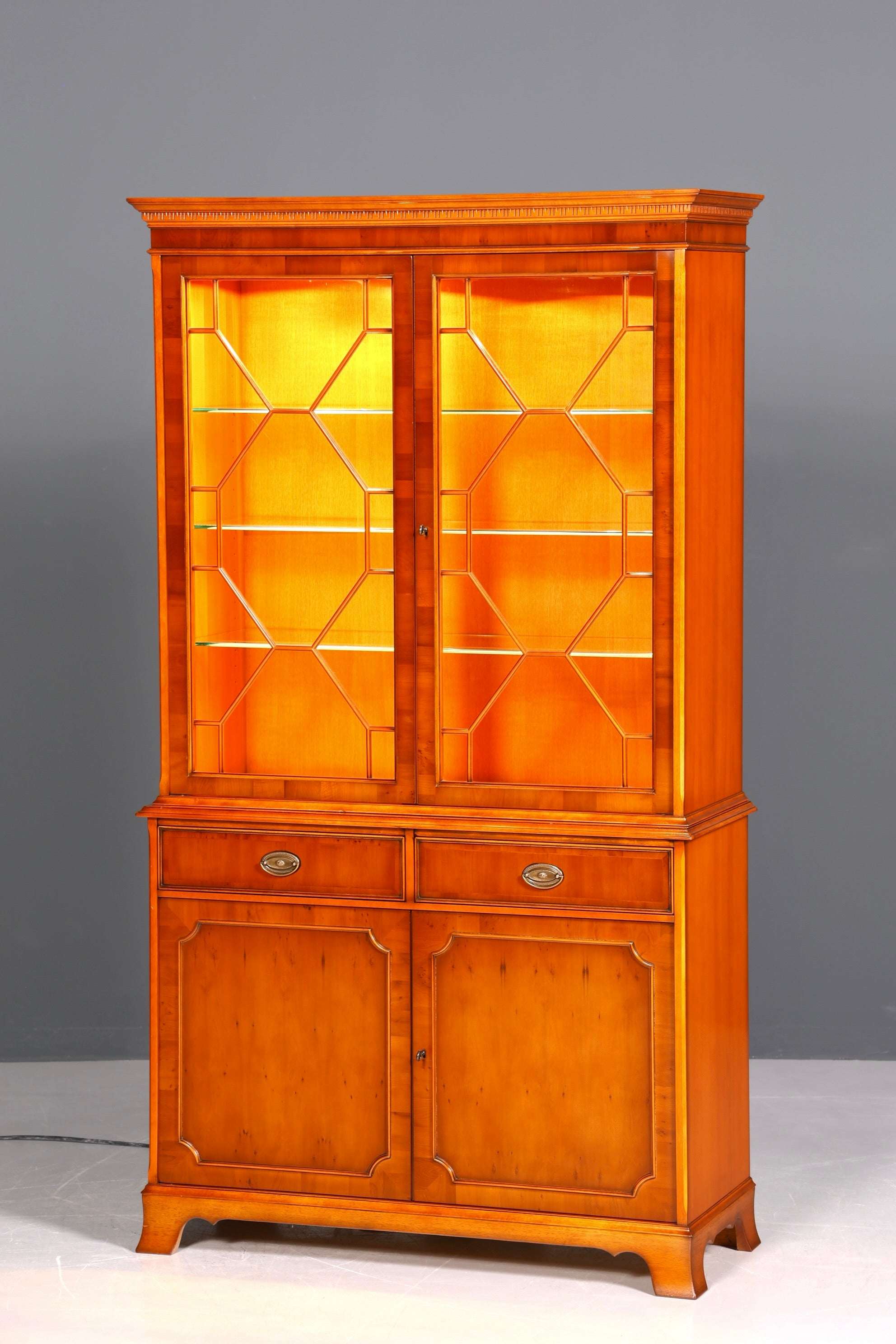 Wunderschöne Original Heldense Vitrine Englische Eibe Bücherschrank Antik Stil Glasvitrine