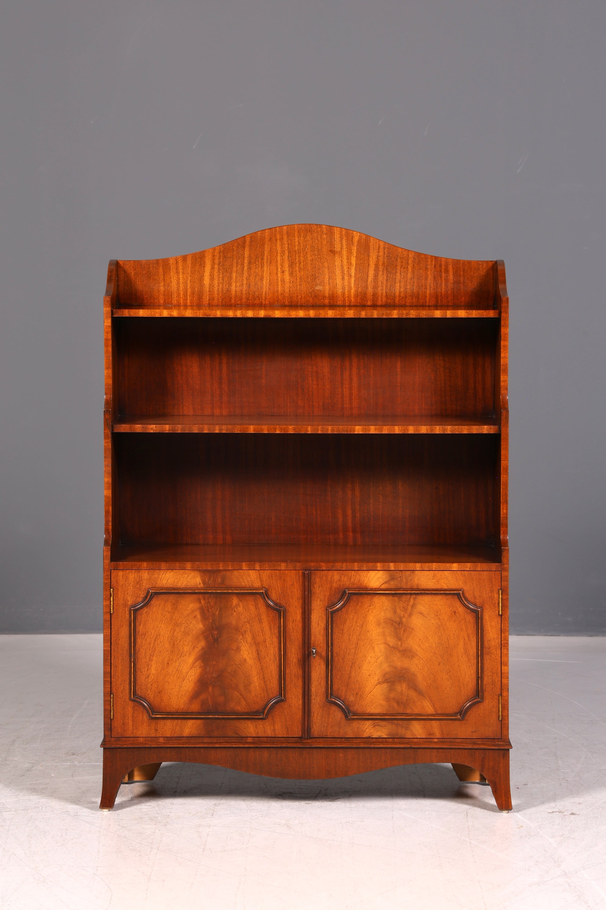 Wunderschönes Englisches Bücherregal Bevan Funnell Reprodux Mahagoni Regal mit Türfach 60s Standregal Bücherschrank