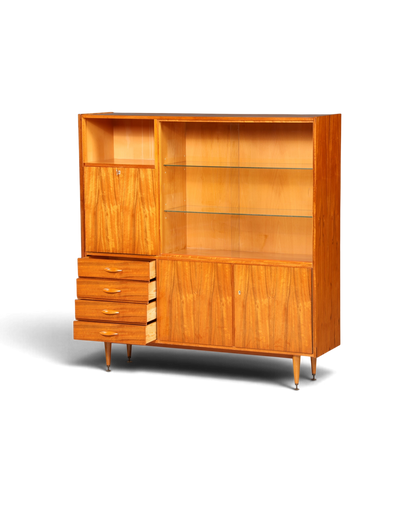 Hauptstadt Möblerei Mid Century Highboard aus Holz mit Glasschiebetüren, Schubladen und konischen Füßen im 60er Stil