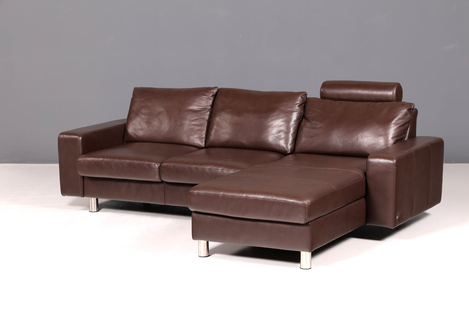 Beautiful Stressless E200 corner sofa in genuine brown leather with chaise longue, footstool, and vintage leather upholstery.