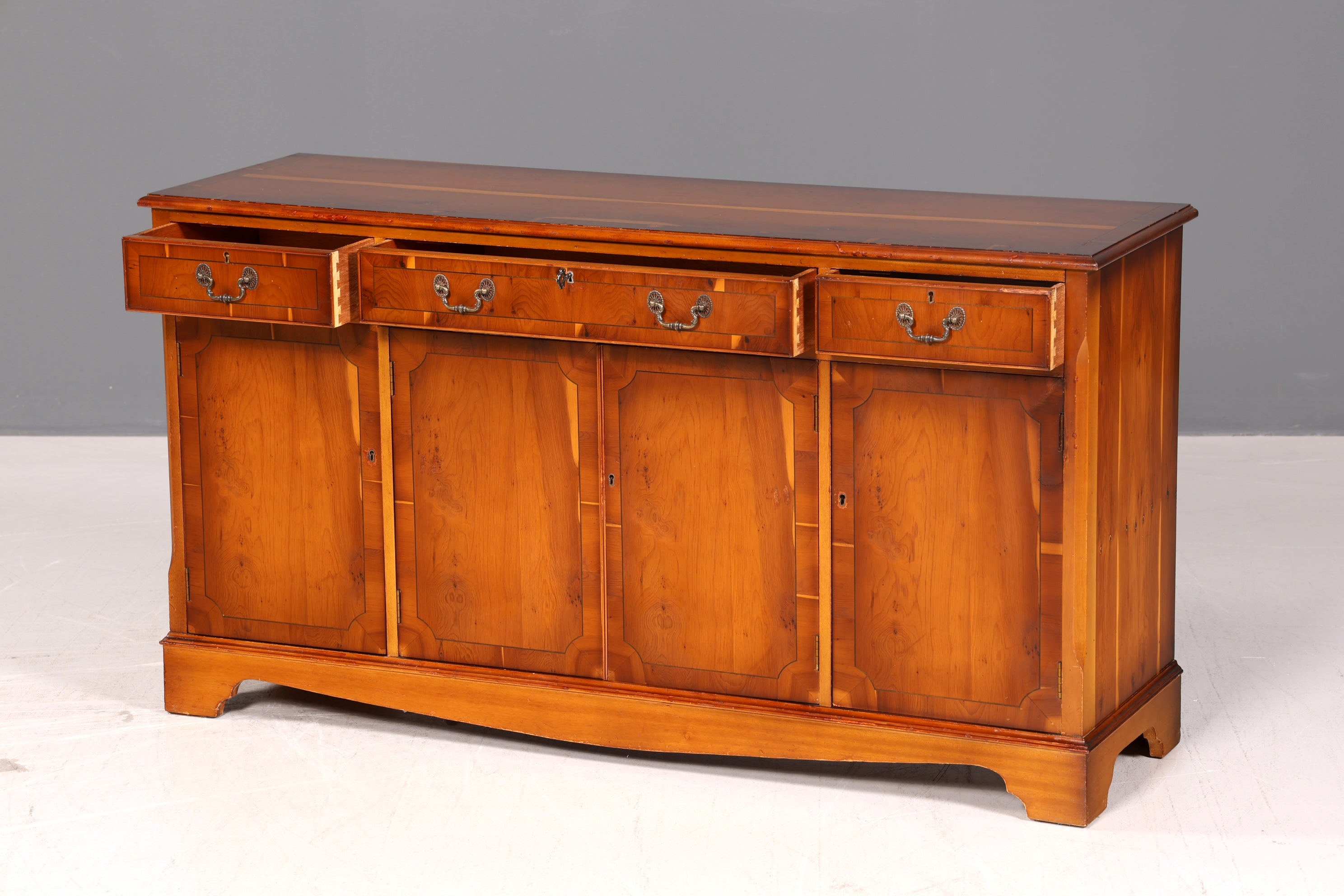 Wunderschönes Englisches Sideboard Eibe 60er Echt Holz Schrank Buffetschrank Kommode Anrichte Vintage