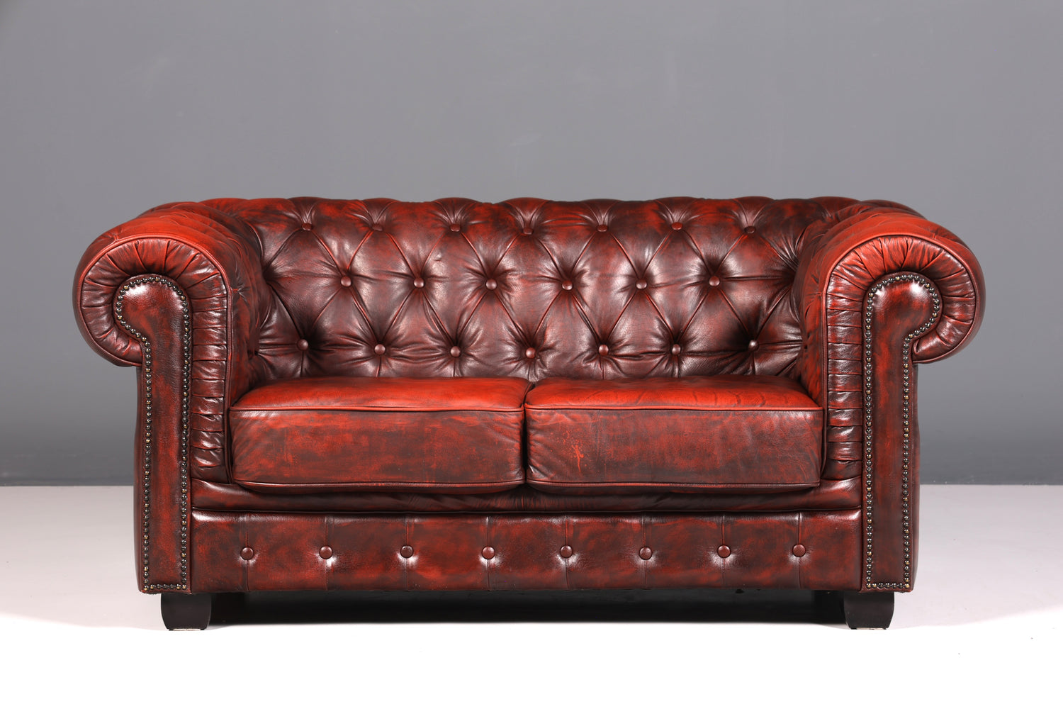 Wunderschönes Original Chesterfield 2er Sofa Englisch Oxblood Leder 2- Sitzer Couch