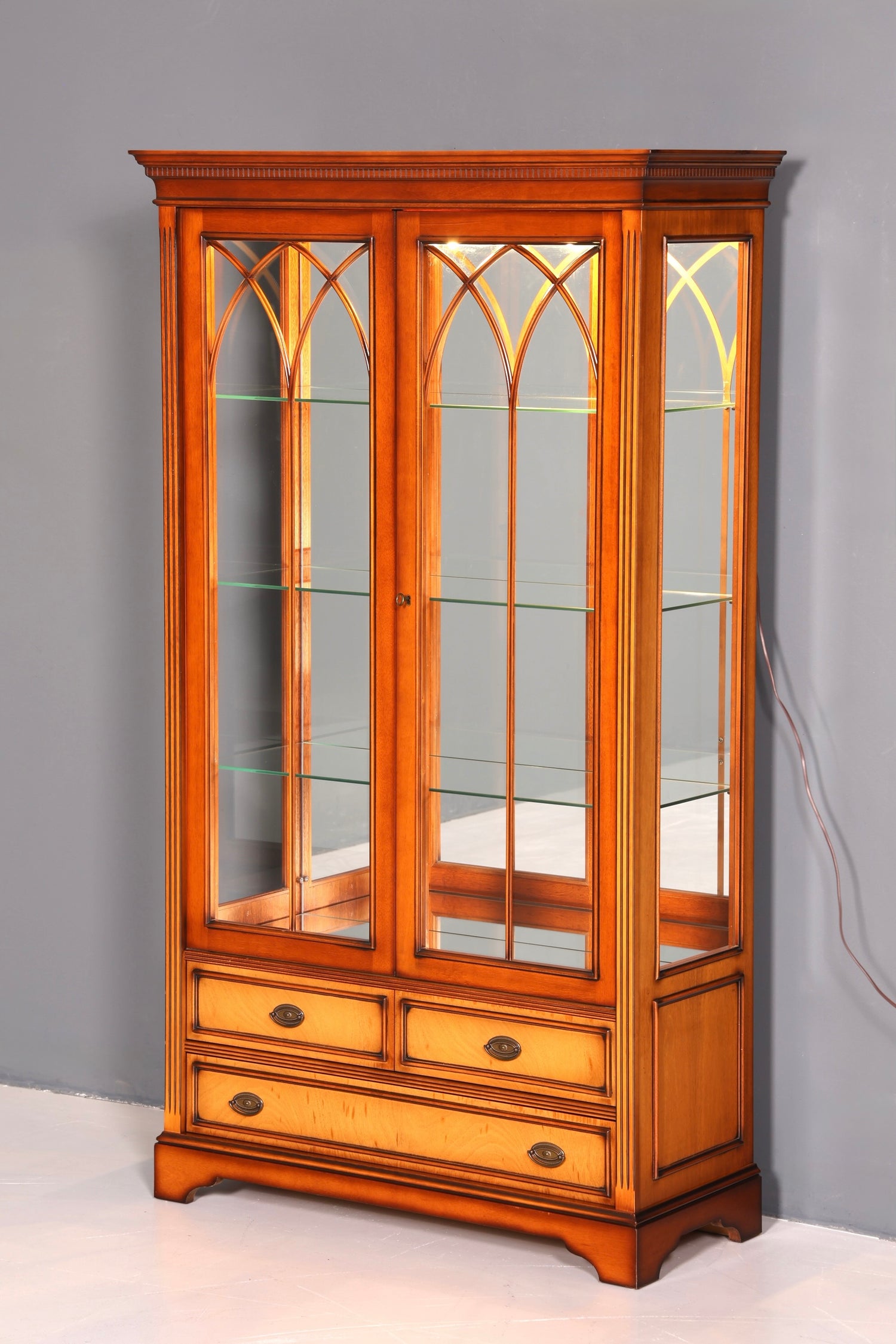 Wunderschöne Englische Vitrine Eibe Bücherschrank Buffet Antik Stil Glasvitrine