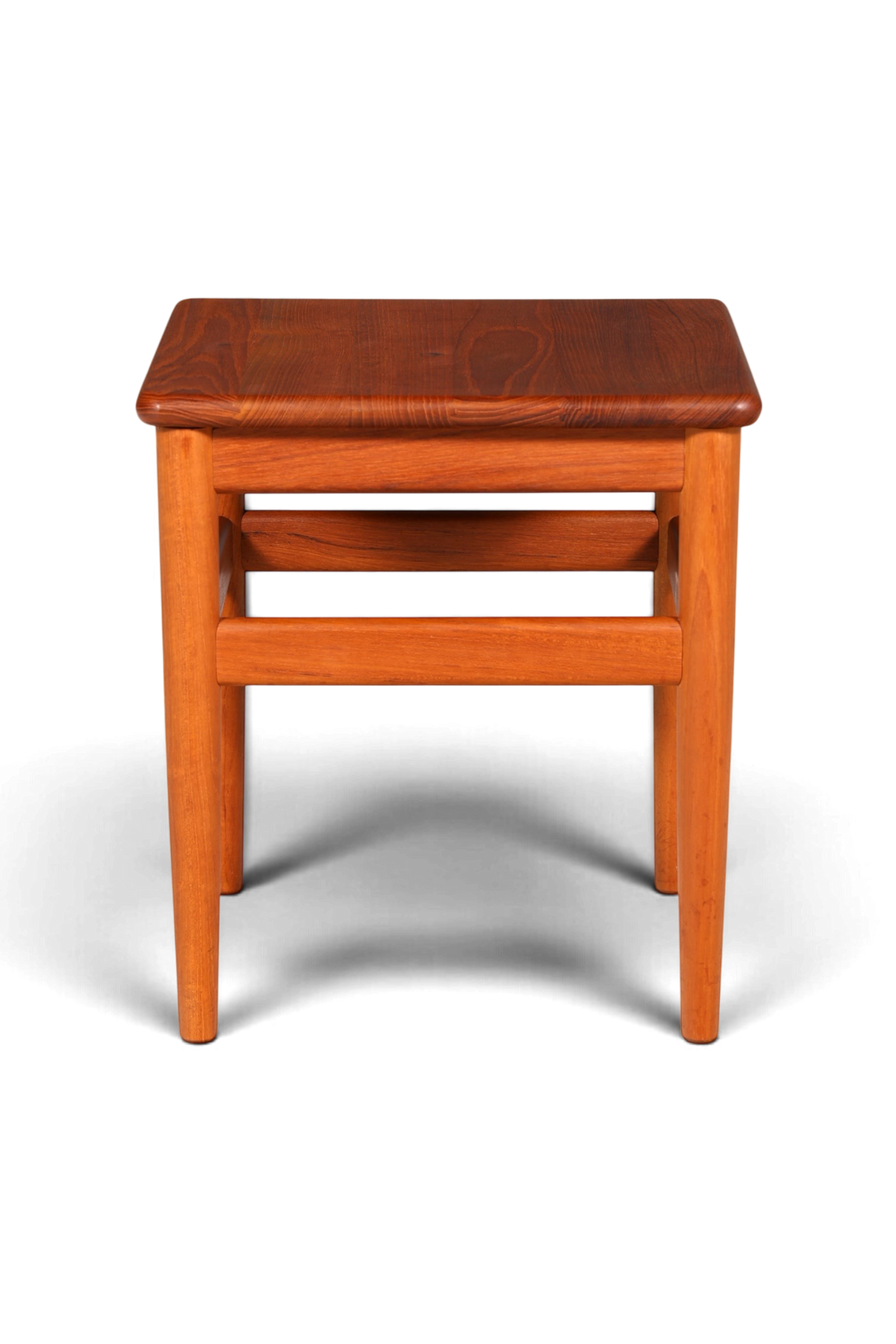 Hauptstadt Möblerei Mid-Century Beistelltisch aus Teakholz im dänischen Design mit konischen Beinen