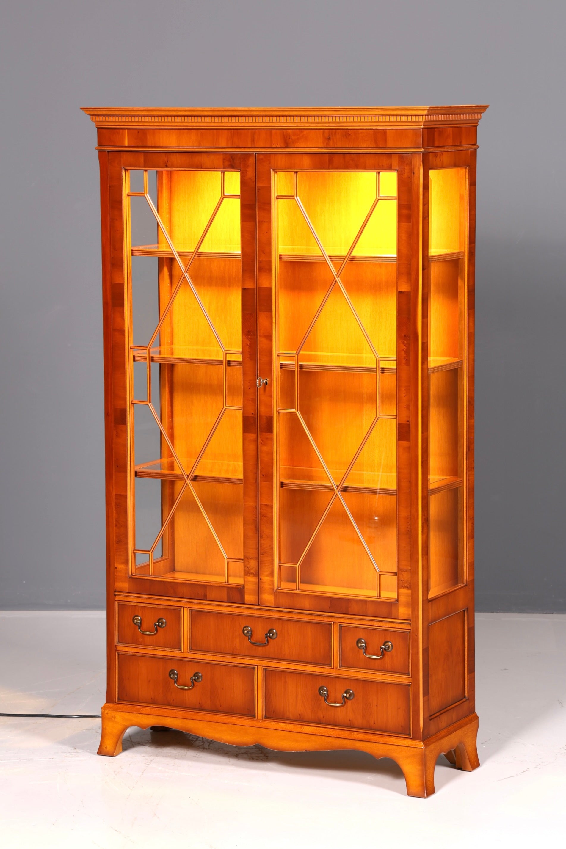 Wunderschöne Original Heldense Vitrine Englische Eibe Bücherschrank Glasvitrine mit Beleuchtung