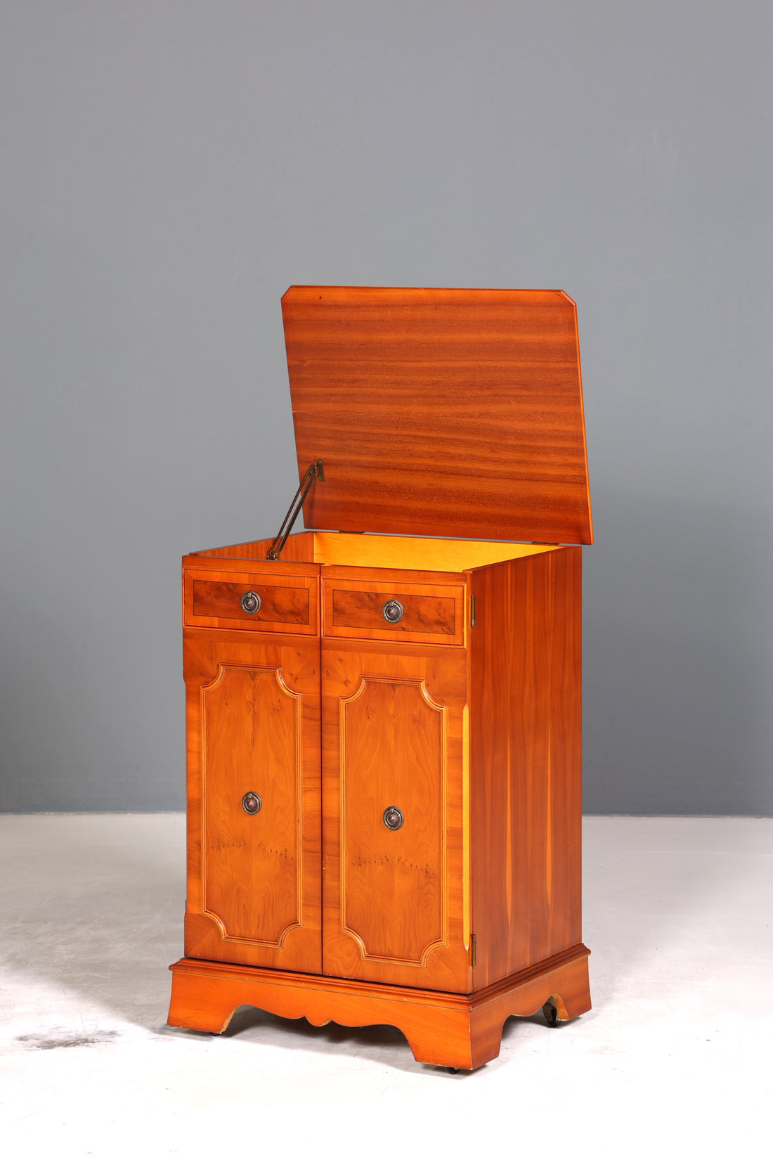 Traumhafter Englischer Schrank echt Holz Hifi Kommode Antik Stil Schallplatten Schrank 60s