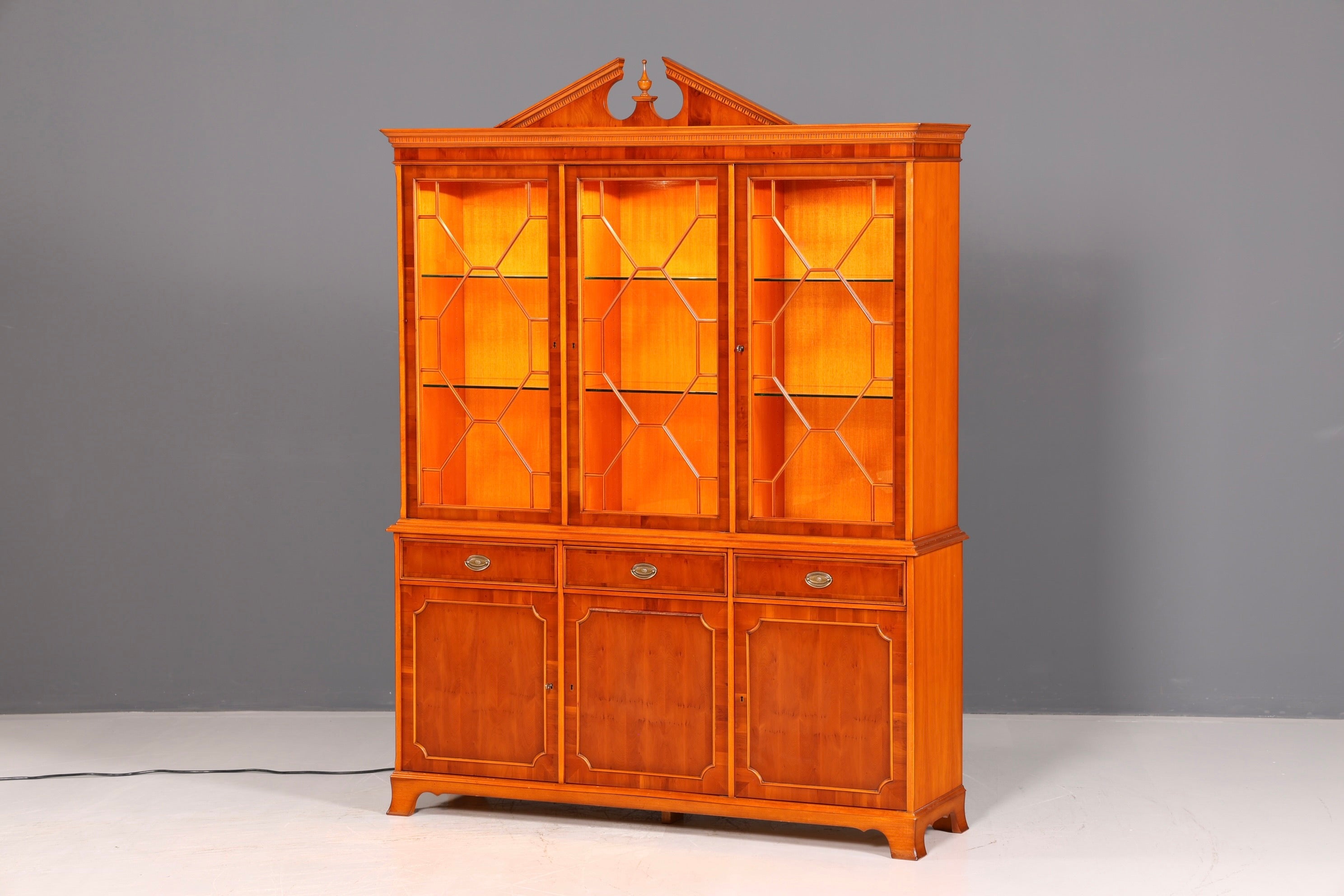 Wunderschöne Original Heldense Vitrine Englische Eibe Bücherschrank Buffet Antik Glasvitrine Vintage