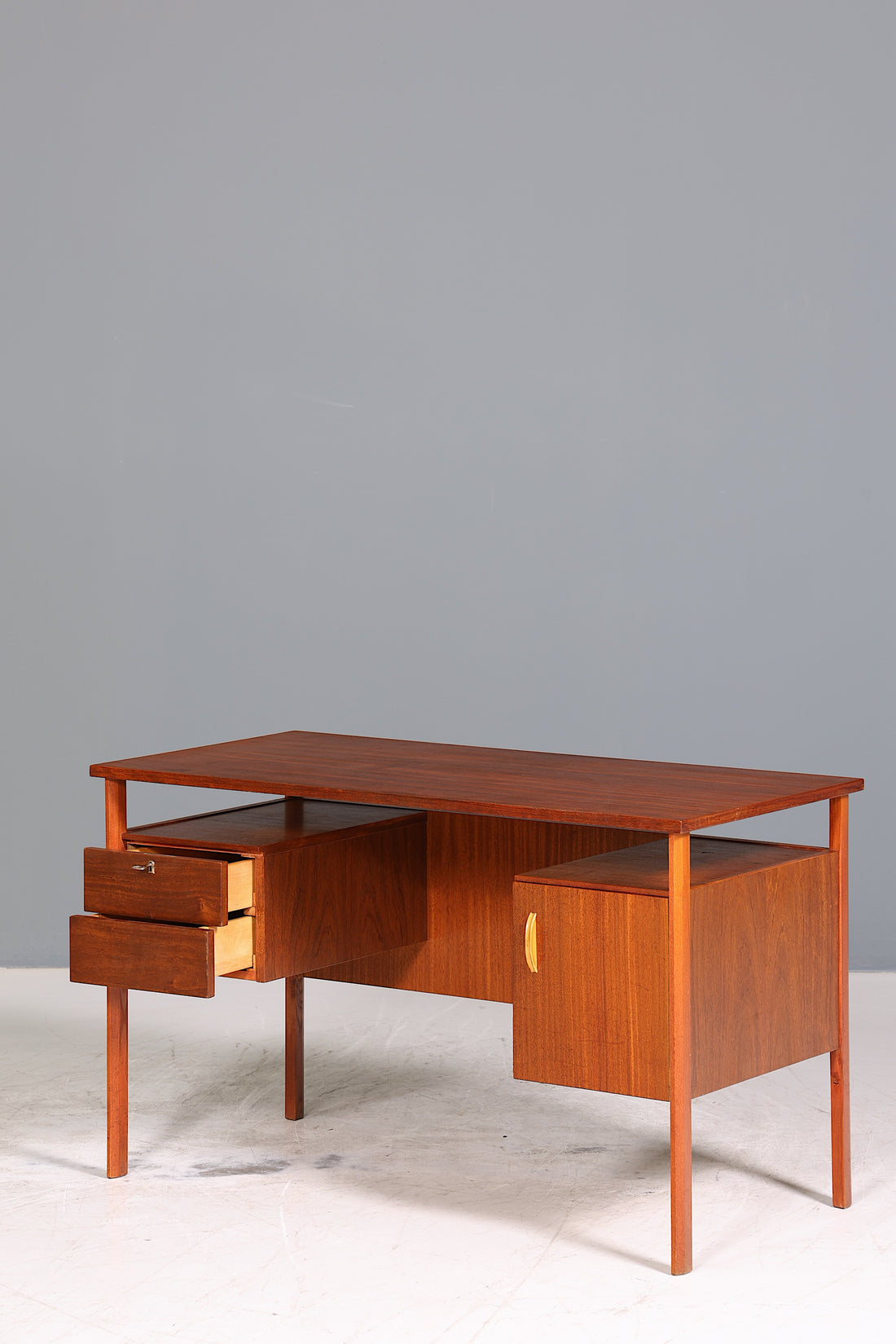 Wunderschöner Mid Century Schreibtisch Danish Design Teak Holz Bürotisch Office Table