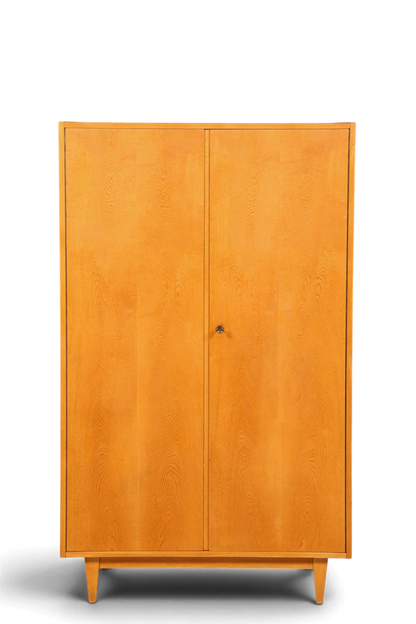 Hauptstadt Möblerei Hellerau Kleiderschrank im Mid-Century Design aus hellem Echtholz mit zwei Türen
