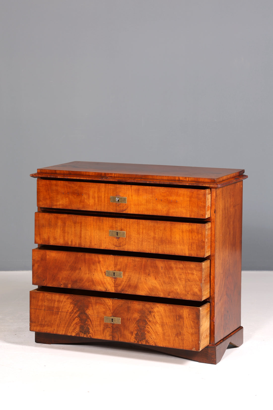 E112 Finish Stilvolle Louis Philippe Kommode Nussbaum Gründerzeit Schubladenkommode um 1890