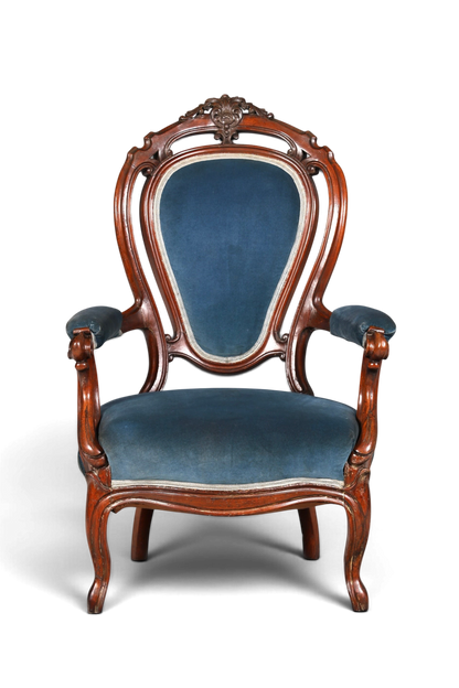 Hauptstadt Möblerei Louis Philippe Sessel im Biedermeier Stil mit blauem Samtbezug und dunklem Holzrahmen