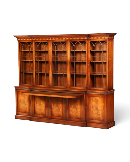 Hauptstadt Möblerei englische Vitrine aus Holz mit Sekretärfunktion, Messingbeschlägen und höhenverstellbaren Regalen
