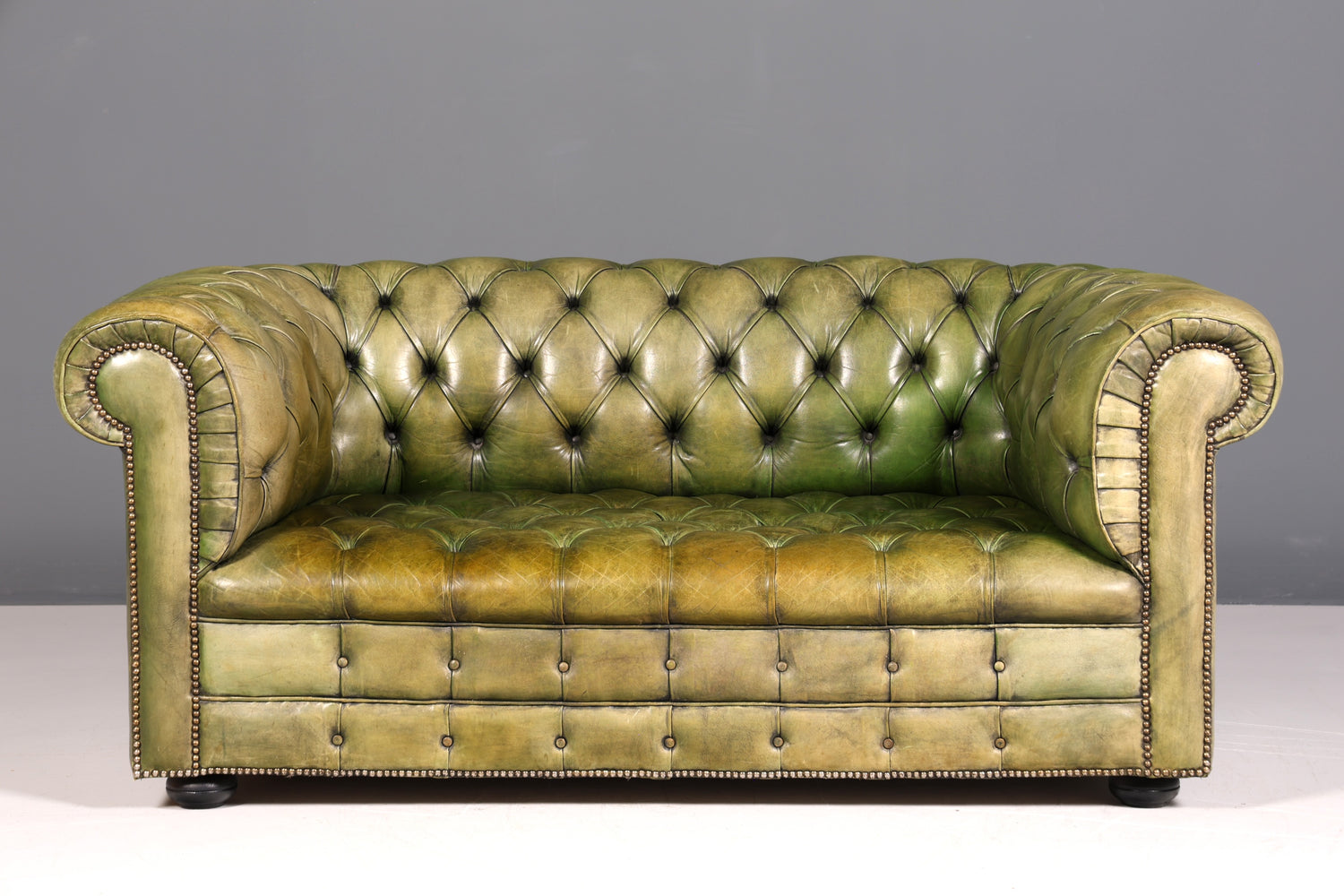 Wunderschönes Original Chesterfield 2er Sofa Englisch grün echt Leder 2- Sitzer Couch