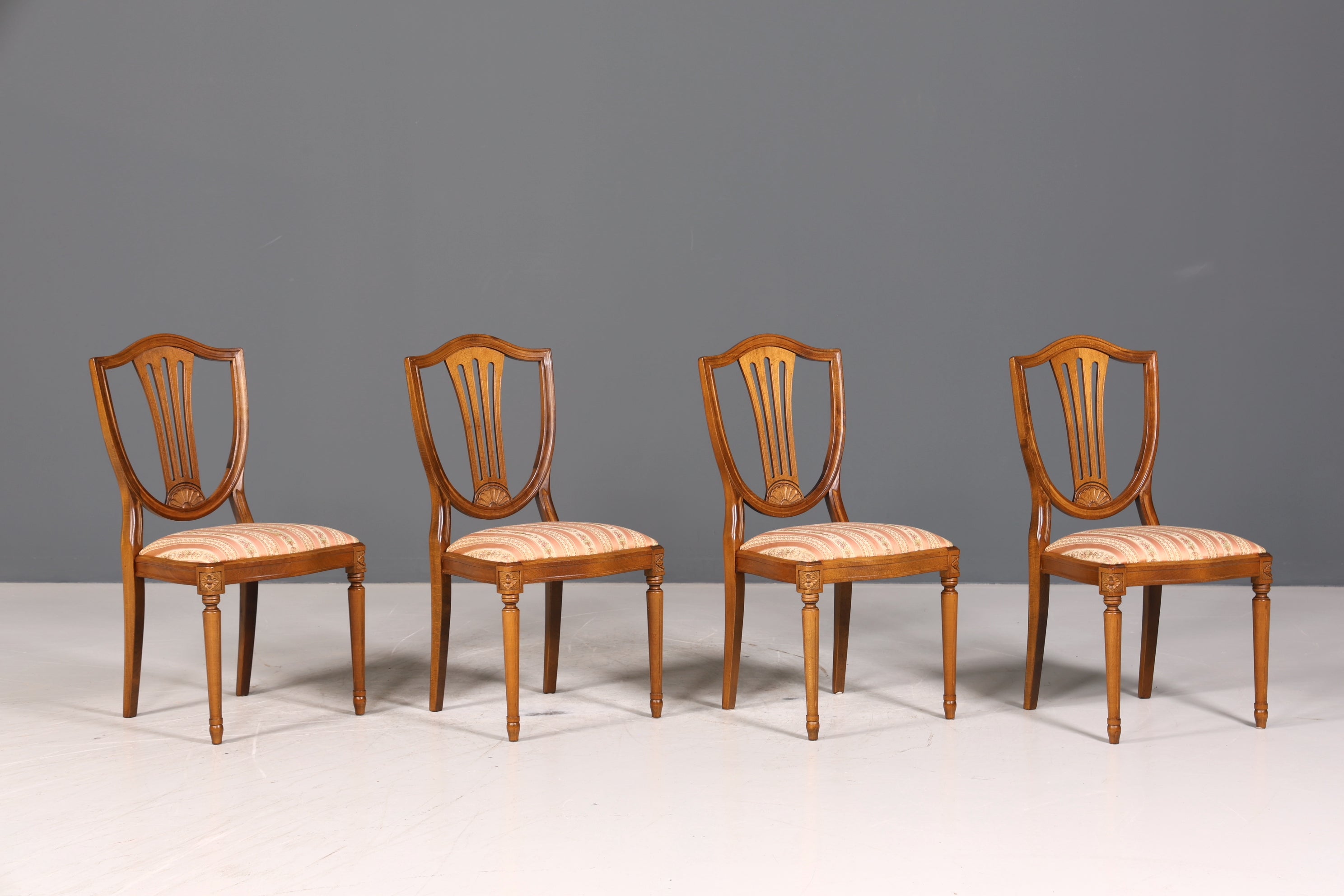 4x Traumhafte Stühle im Gustavianischer Stil Englisch Stil Küchenstühle Antik Stil Esszimmer Stuhl Set