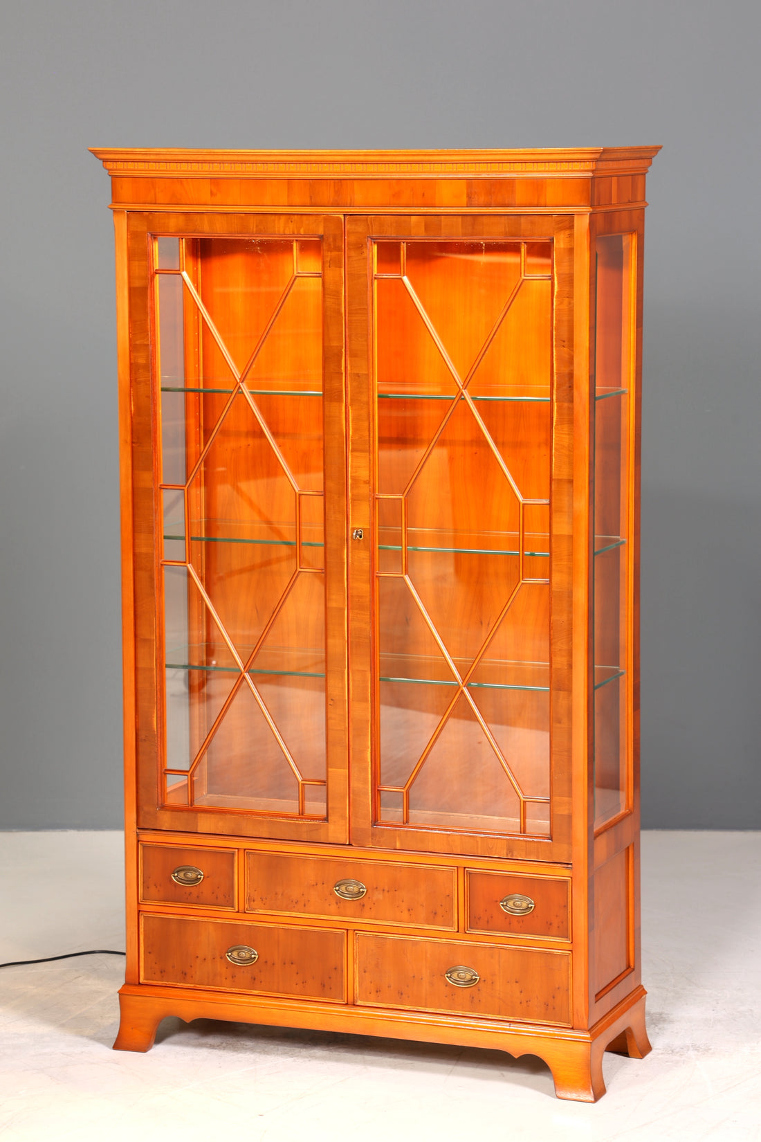 Wunderschöne Original Heldense Vitrine Englische Eibe Bücherschrank Antik Stil Glasvitrine