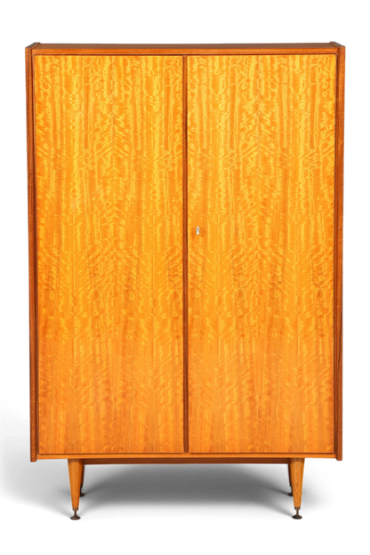 Hauptstadt Möblerei Mid Century Kleiderschrank aus Holz mit markanter Maserung und konischen Beinen im 60er Jahre Stil