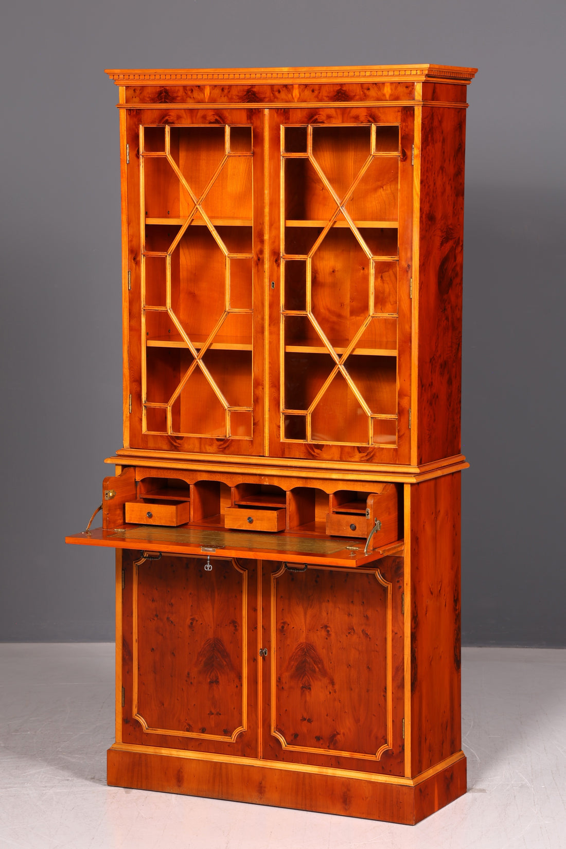 Edler Englischer Sekretär Vitrine Eibe Aufsatzsekretär Schreibschrank Glasvitrine Bücherschrank Antik Vintage