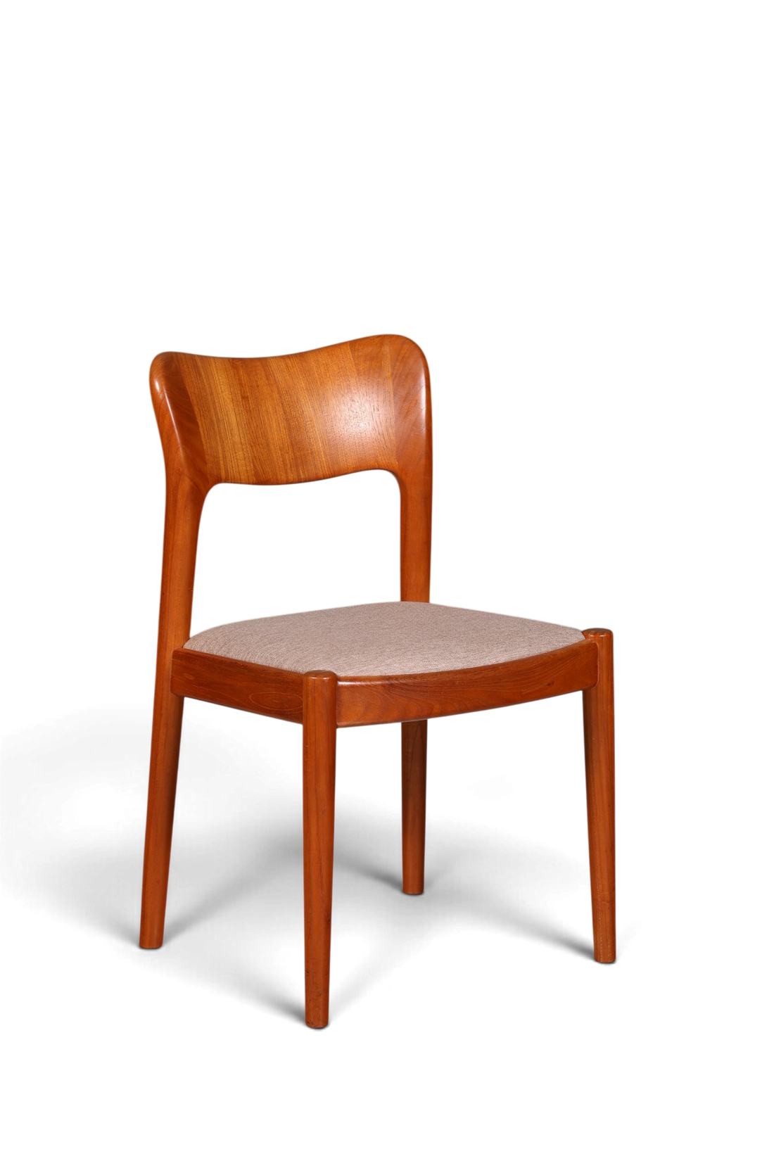 Hauptstadt Möblerei Mid Century Esszimmerstuhl Modell 177 aus Teakholz mit beigem Bezug im Danish Design