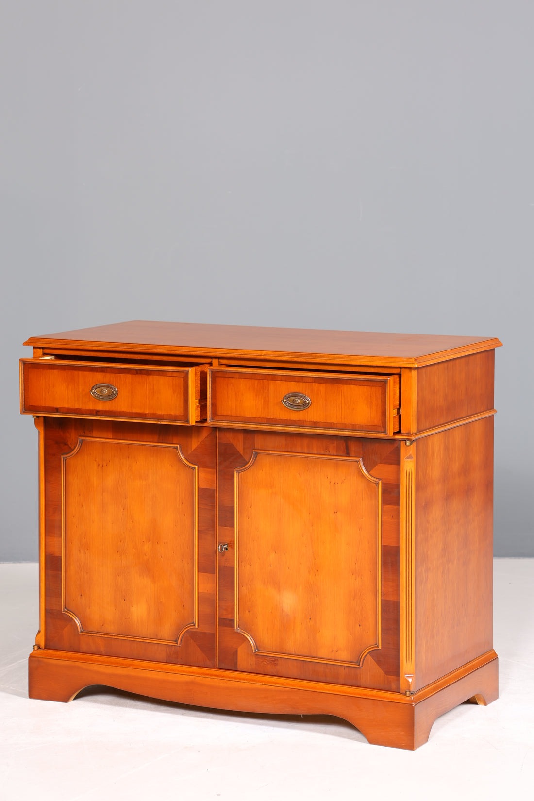 Traumhafter Original Heldense Schrank Englische Eibe Sideboard echt Holz Antik 60s