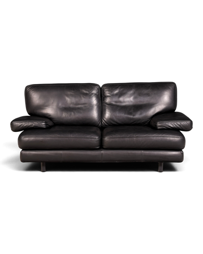 Hauptstadt Möblerei H848 Ledersofa in Schwarz mit breiten Armlehnen und moderner Polsterung