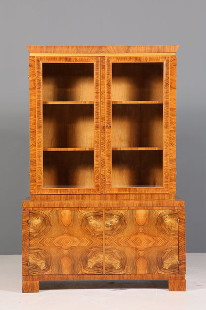 Wunderschöne Art Deco Vitrine Nussbaum Vitrine massiv Holz Antik Schrank Geschirrschrank 1 von 2