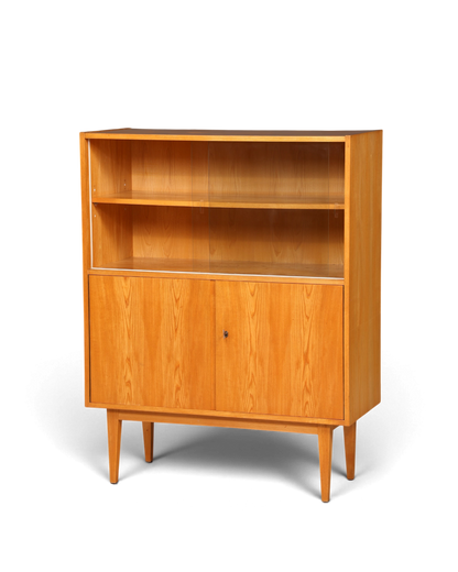 Hauptstadt Möblerei Vitrinenschrank aus hellem Holz mit Glasschiebetüren und zwei Türen im skandinavischen Design