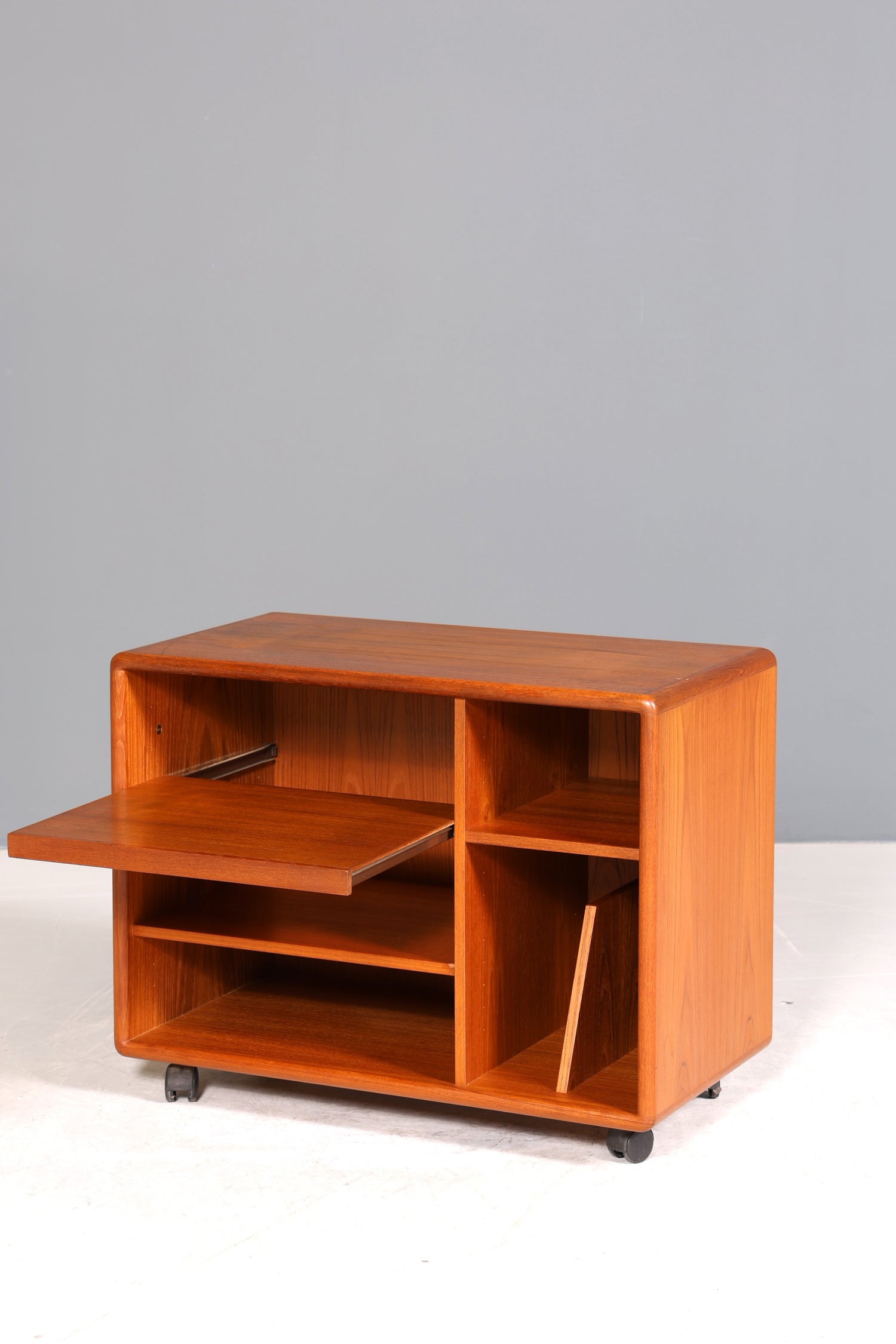Original Mid Century &quot;Dyrlund&quot; Regal Beistelltisch Danish Design Teak Holz Regal TV Hifi Schrank 60s